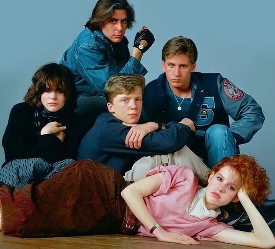 Filmes dos anos 80: relembre os 35 melhores Embarque numa viagem nostálgica pelos corredores do tempo e descubra os filmes que definiram uma década inteira. Não perca os melhores filmes dos anos 80! Reviva a magia do cinema!