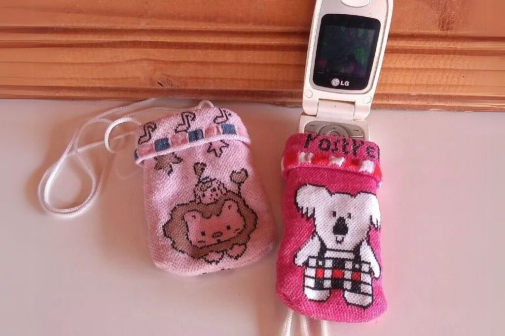 15 acessórios anos 2000: itens que toda menina tinha (+ bônus) acessórios-anos-2000-meia-celular