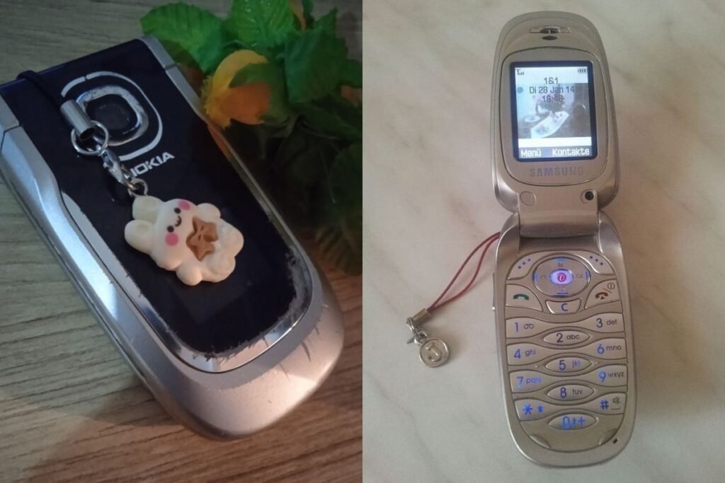 15 acessórios anos 2000: itens que toda menina tinha (+ bônus) acessórios-anos-2000-pingente-celular