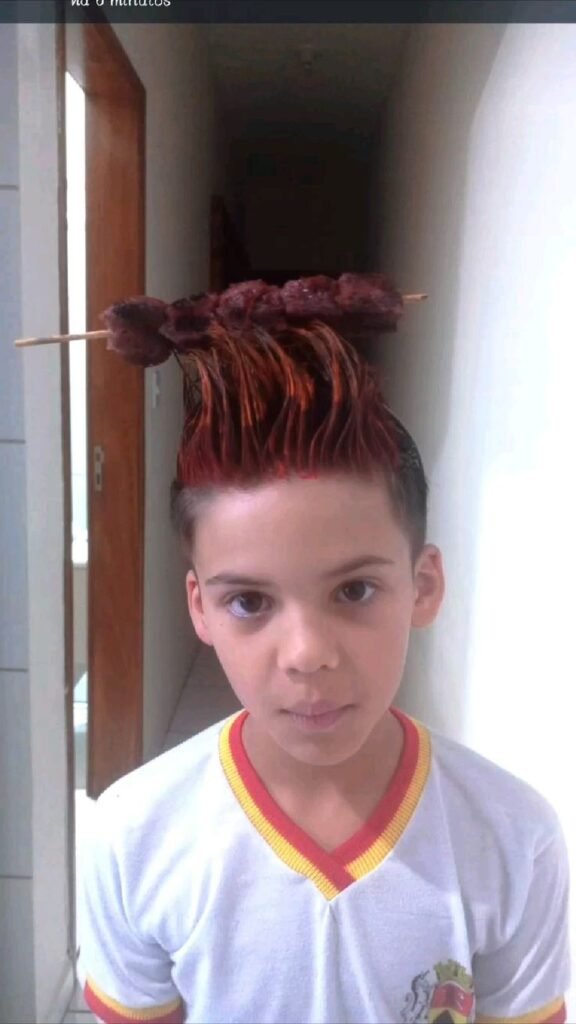 51 ideias de cabelo maluco para menino: da mais fácil à mais criativa cabelo-maluco-menino