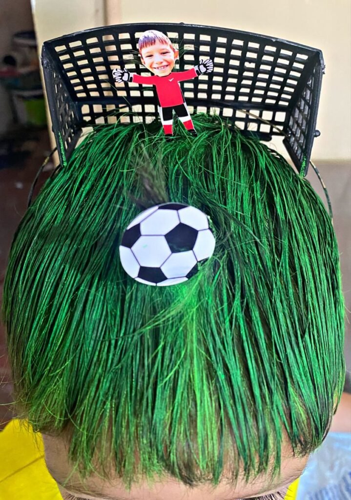 51 ideias de cabelo maluco para menino: da mais fácil à mais criativa cabelo-maluco-menino