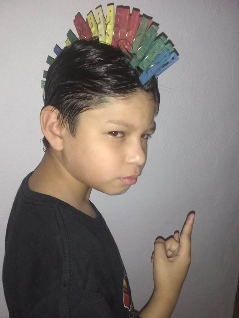 51 ideias de cabelo maluco para menino: da mais fácil à mais criativa cabelo-maluco-menino